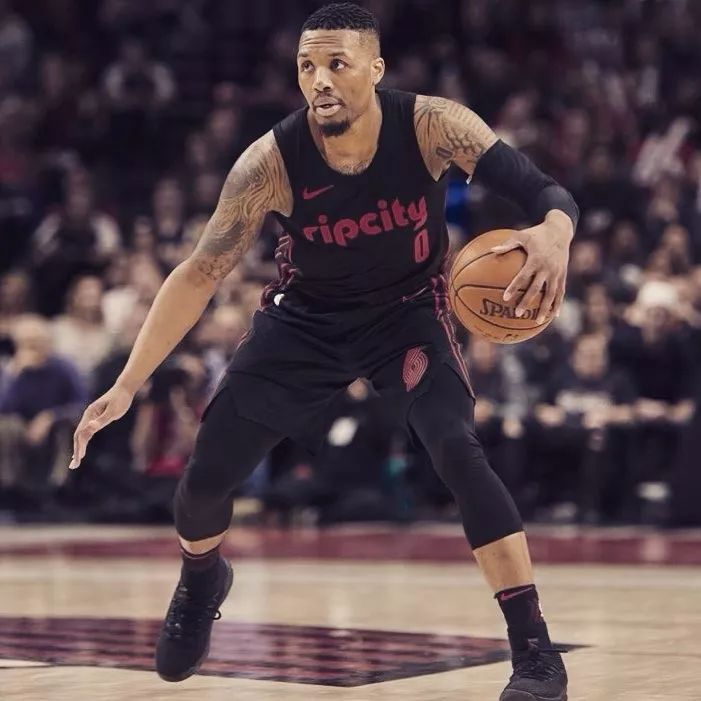 用两名防守 用两名防守